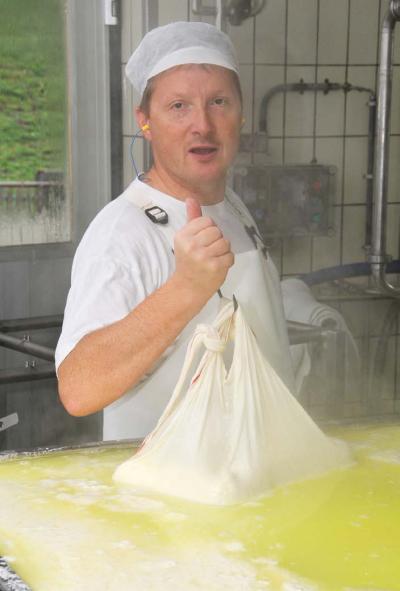 Jetzt wird der Ziger aufgehängt und kann werden. Daniel Blaser hat genug dafür getan